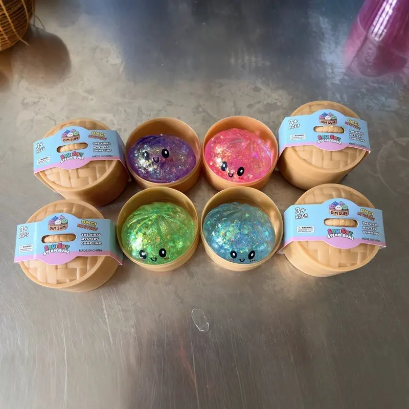 Squishy bao pailleté anti-stress étiré entre les doigts