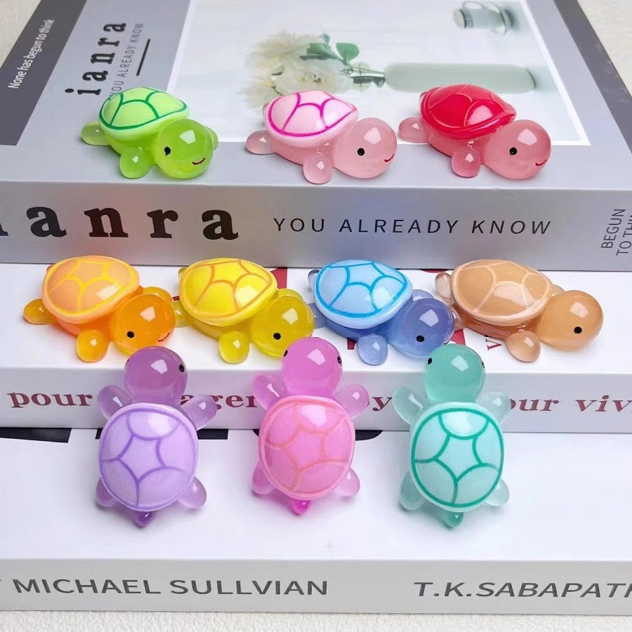 Figurine tortue lumineuse posée sur un bureau