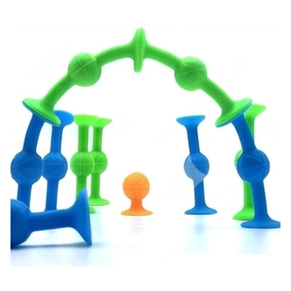 Arche construite en empilant des fléchettes ventouses vertes et bleues