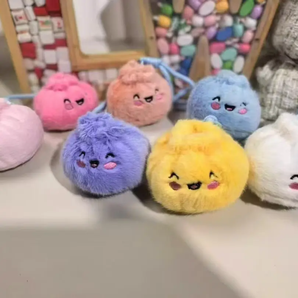 Peluche boulette kawaii jaune à la fourrure douce et joues roses