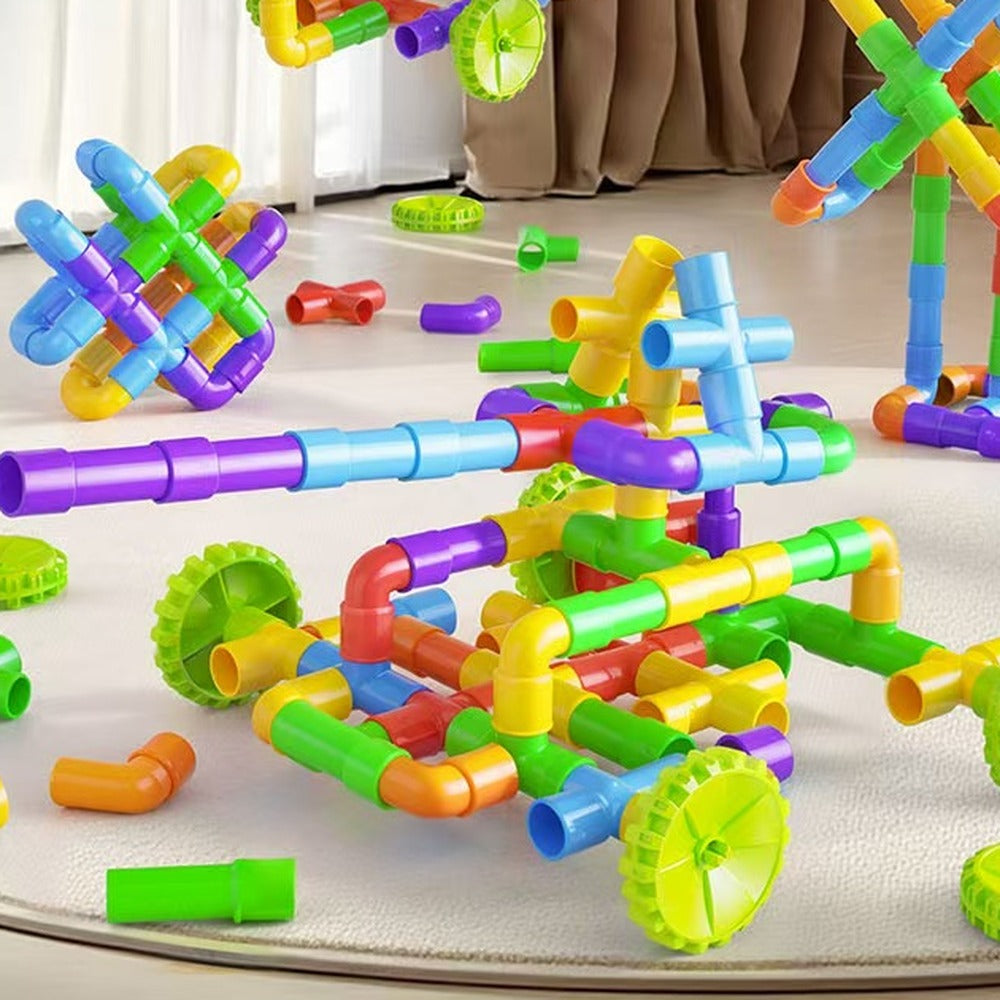 Constructions colorées assemblées avec des tuyaux emboîtables et des roues crantées sur un tapis
