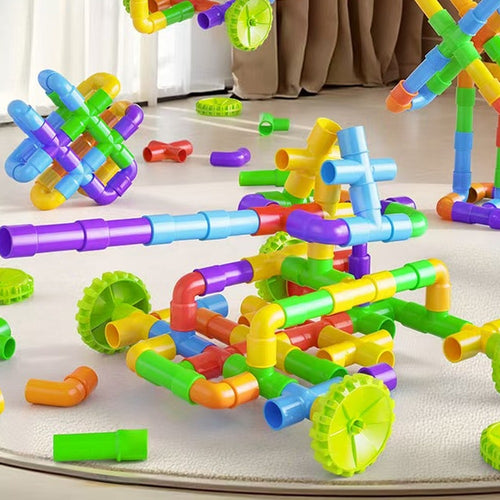 Constructions colorées assemblées avec des tuyaux emboîtables et des roues crantées sur un tapis