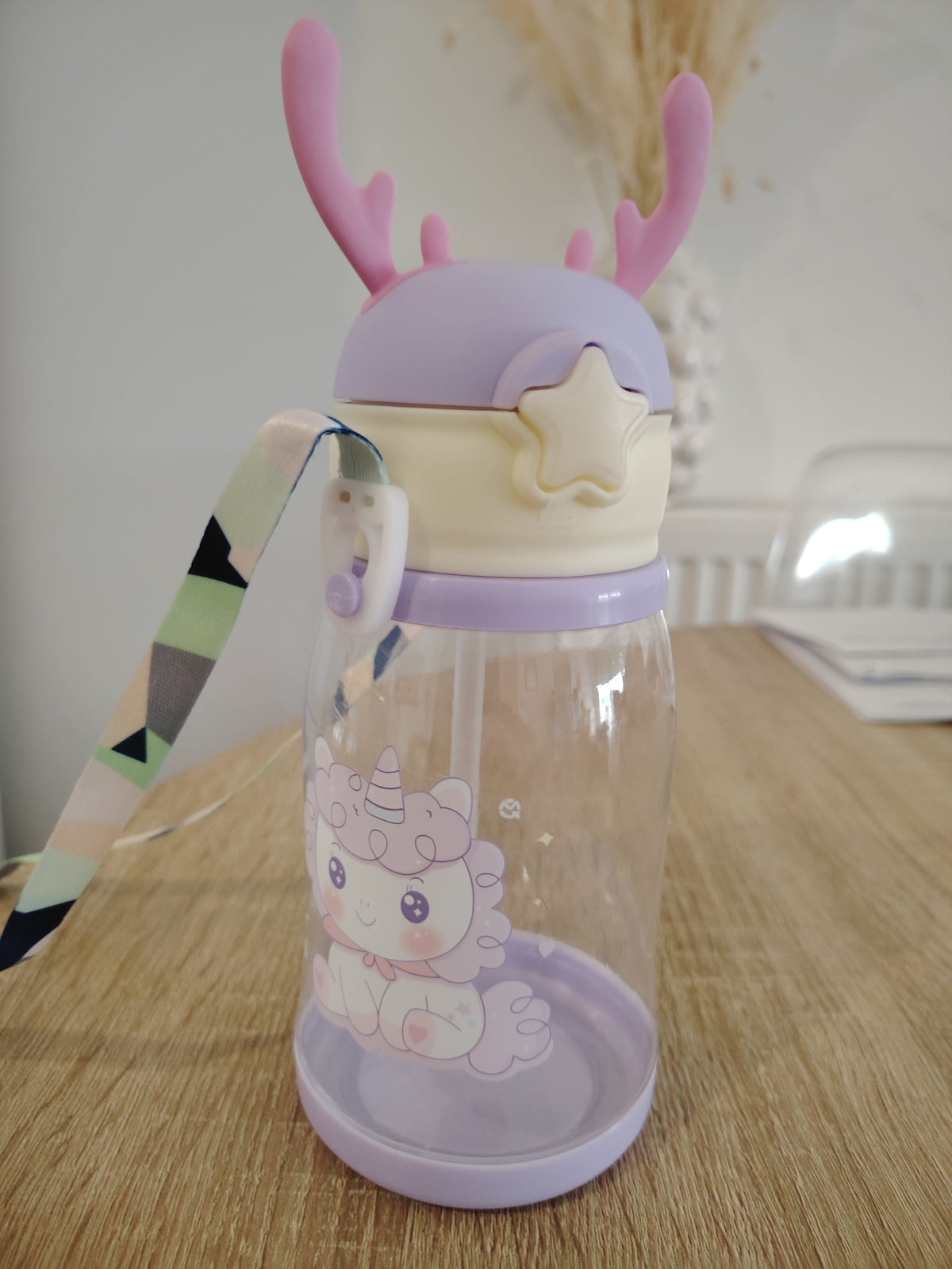 Gourde enfant à paille licorne, bouchon violet et crème avec bois de renne