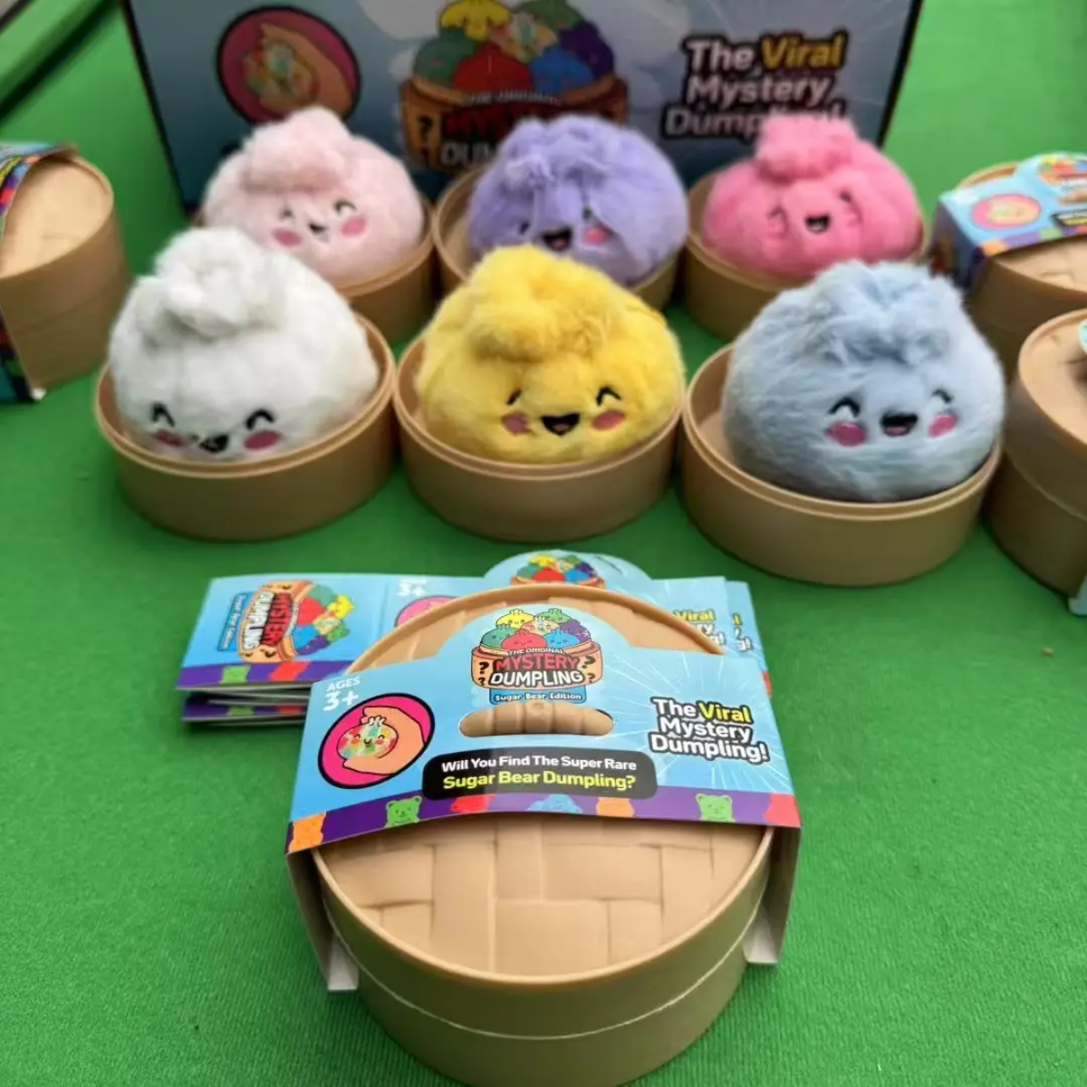 Boîte mystère fermée contenant une peluche boulette surprise