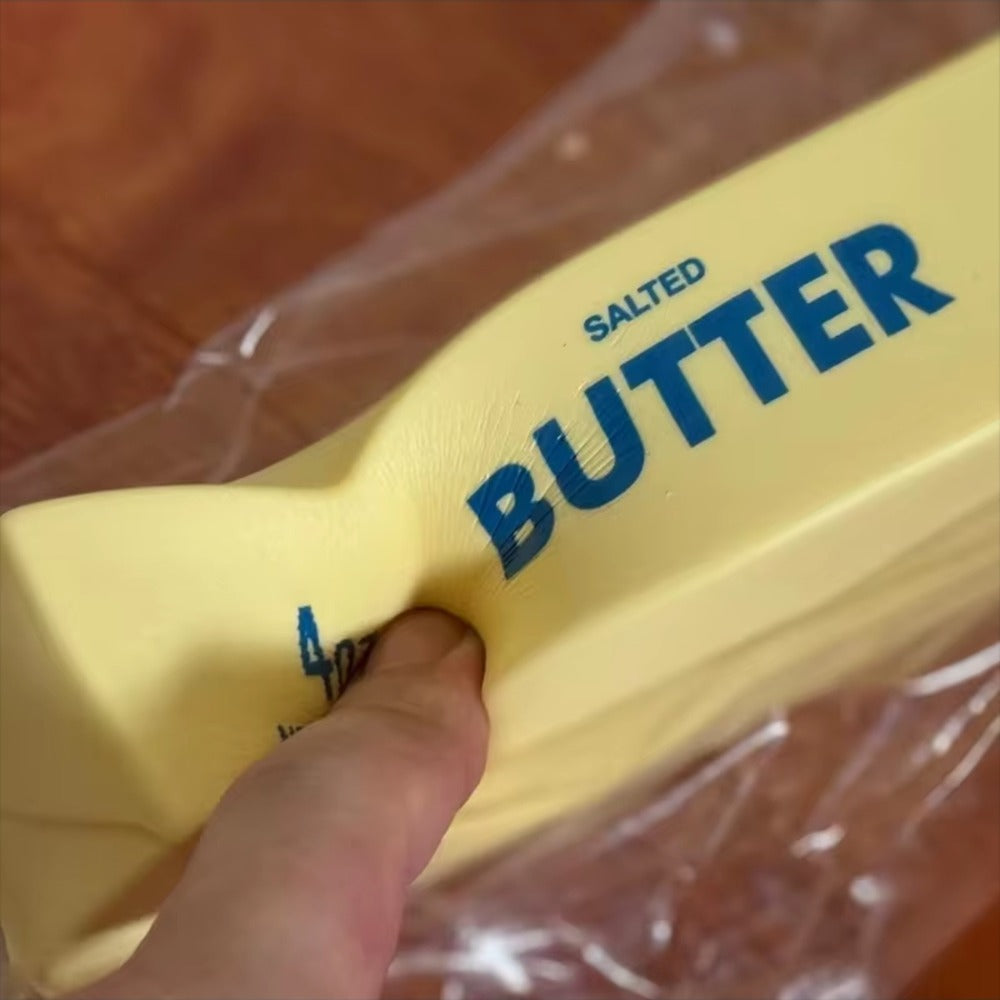 Gros plan sur le squishy bâton de beurre enfoncé au pouce
