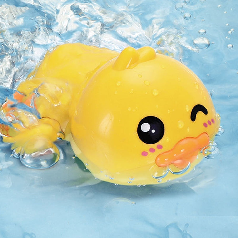 Canard jaune à remontoir qui nage dans l'eau en éclaboussant