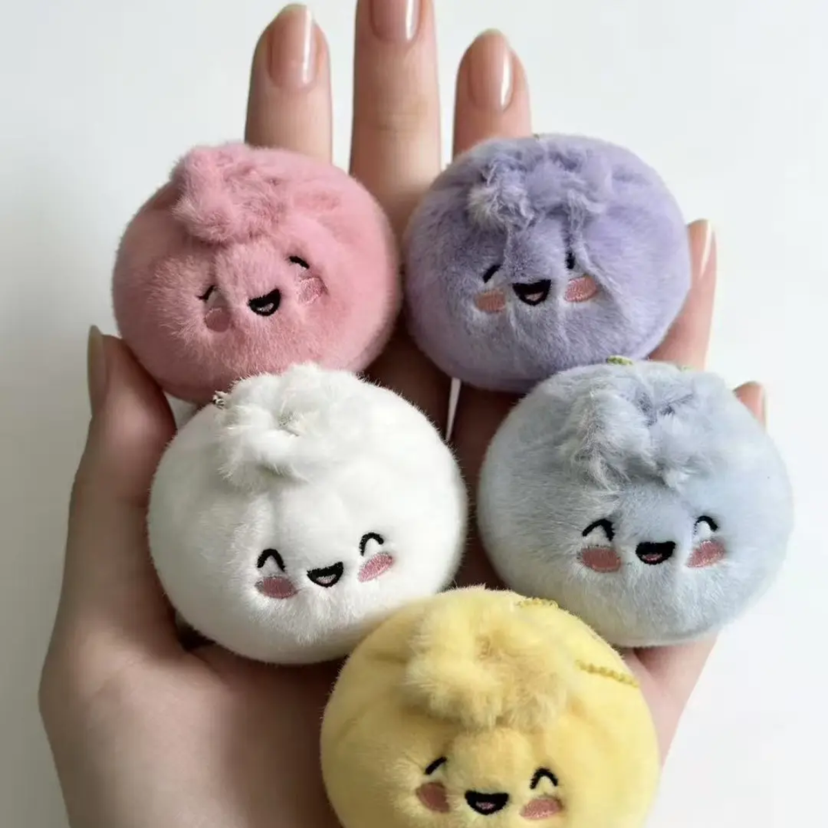 Six peluches boulettes kawaii colorées dans leurs boîtes surprise